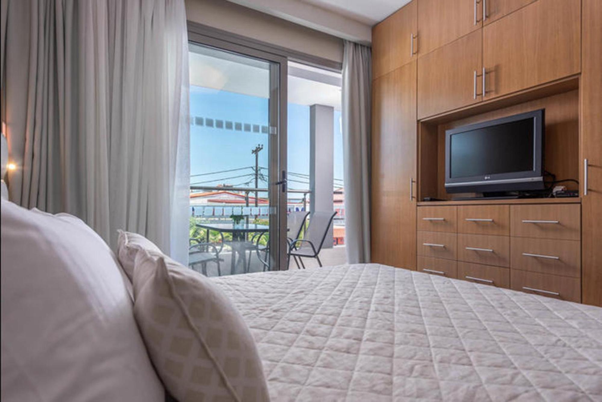 חניוטי Dionysos Hotel & Suites מראה חיצוני תמונה